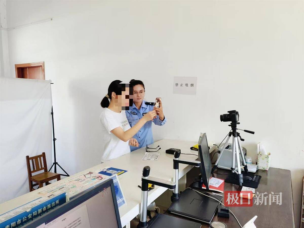 手机换证新模式，湖北枣阳民警手把手教群众网上补换身份证